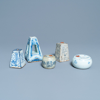 Cinq porte-encens ou poids de rouleau en porcelaine de Chine en bleu et blanc, Ming/Qing