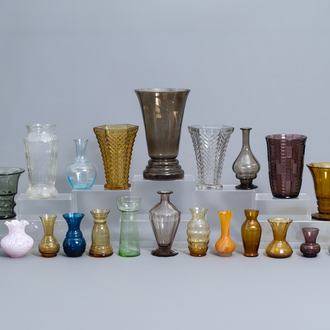 Een collectie van 30 gekleurde glazen vazen, w.o. Charles Graffart voor Luxval, Murano, ...