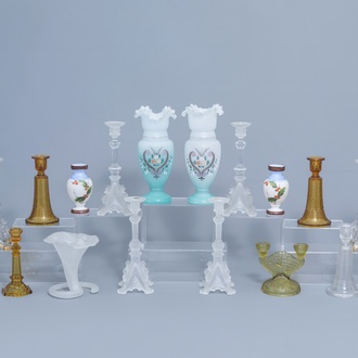 Une collection variée de bougeoirs et vases, dont verre opalin à décor floral, origines diverses, 19ème/20ème siècle