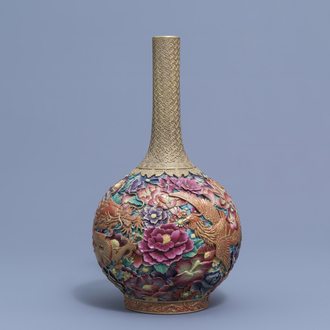 Un vase de forme bouteille en porcelaine de Chine famille rose à décor de dragon et phénix, marque de Qianlong, 20ème siècle