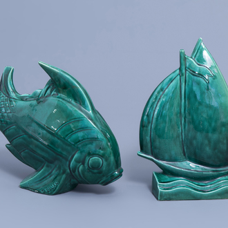 Lejan: Een figuur van een vis en een boot in groengeglazuurd en gecraqueleerd aardewerk, Frankrijk, art-decoperiode, 20ste eeuw