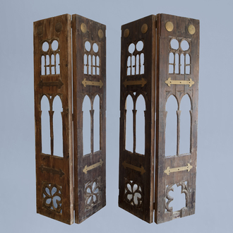 Une paire de portes en bois de style néo-gothique, France, première moitié du 20ème siècle