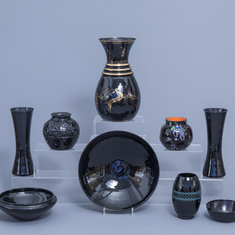 Een gevarieerde collectie vazen en kommen in zwart glas, w.o. art-deco Booms glas, 20ste eeuw