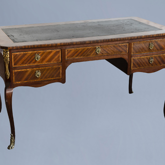 A French Louis XV style gilt bronze mounted wooden bureau plat with leather top, 19th/20th C.