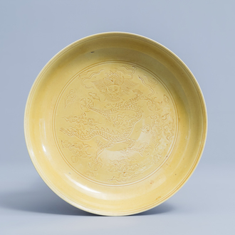 A Chinese yellow glazed anhua 'dragon' plate, Wanli mark, 19th/20th C.