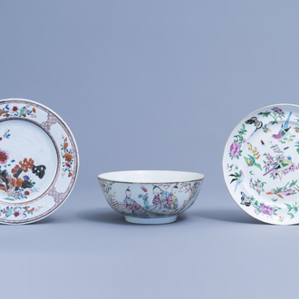 A Chinese famille rose 'Mandarin' bowl and two famille rose plates with floral design, 18th/19th C.