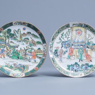 Deux assiettes en porcelaine de Chine famille verte de Canton à décor figures sur une terrasse, 19ème siècle