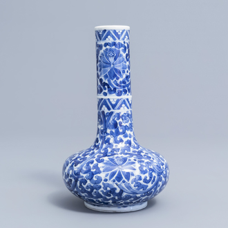 Un vase de forme bouteille en porcelaine de Chine bleu et blanc à décor de rinceaux de lotus, marque de Wanli, 19ème siècle