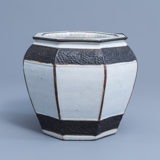 An octagonal Chinese Nanking crackle glazed jardinière, 19th C.