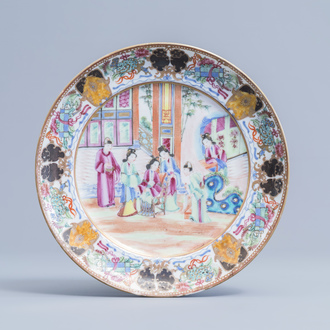 Une assiette en porcelaine de Chine famille rose de Canton à décor de scène de cour et symboles de bon augure, 19ème siècle