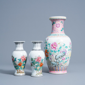 Een paar Chinese famille rose vazen en een vaas met floraal decor, 20ste eeuw