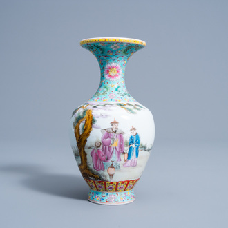 Un vase en porcelaine de Chine famille rose à décor de figures dans un paysage, marque de Qianlong, 20ème siècle