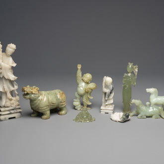 Een collectie diverse Chinese sculpturen in jade en hardsteen, 19de/20ste eeuw