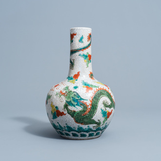 A Chinese Nanking famille verte crackled glazed tianqiu ping 'dragon' vase, 19th C.