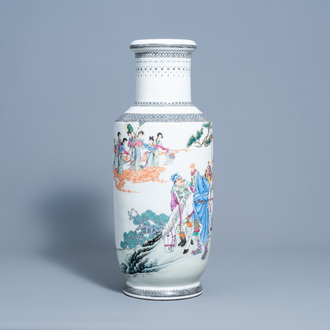 Un vase en porcelaine de Chine famille rose à décor de figures dans un paysage, marque de Qianlong, République, 20ème siècle