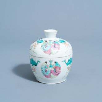 Un bol couvert en porcelaine de Chine famille rose à décor de symboles de bon augure et figures, marque et époque de Tongzhi