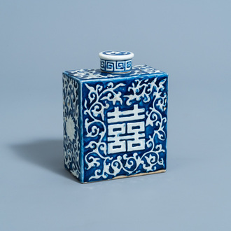 Une boîte à thé en porcelaine de Chine bleu et blanc à décor de 'Shou', 19ème siècle