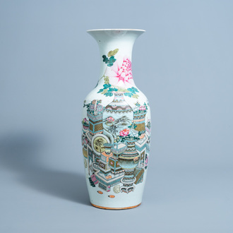 A Chinese qianjiang cai vase with antiquities design, 19th/20th C.