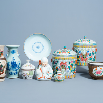 Een gevarieerde collectie Chinees famille rose, qianjiang cai en blauw-wit porselein, 18de eeuw en later