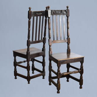 A pair of English wooden chairs with putti supporting a central crown, 18th C.