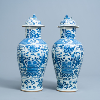 Une paire de vases couverts en porcelaine de Chine bleu et blanc à décor de garçons et d'antiquités, 19ème siècle
