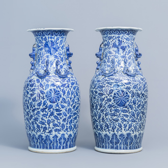 Une paire de vases en porcelaine de Chine bleu et blanc à décor en relief et de rinceaux de lotus, 19ème siècle