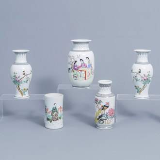 Six vases en porcelaine de Chine famille rose et un pot à pinceaux famille verte à décor de savants, 20ème siècle