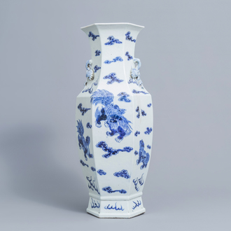 Een zeshoekige Chinese blauw-witte vaas met boeddhistische leeuwen, 19de eeuw