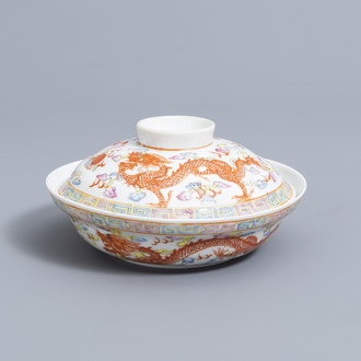 Un bol couvert en porcelaine de Chine famille rose à décor de dragons et phénix, marque de Jingdezhen 20ème siècle