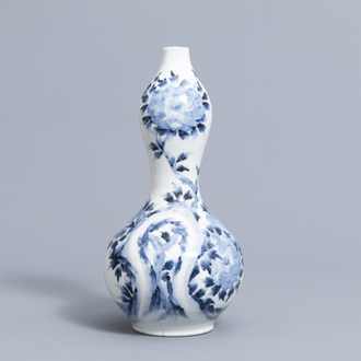 Un vase de forme double gourde en porcelaine Arita de Japon bleu et blanc à décor d' oiseaux parmi des branches fleuries, Meiji, vers 1900