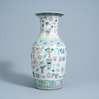Un vase en porcelaine de Chine famille rose à décor d'antiquités, 19ème siècle