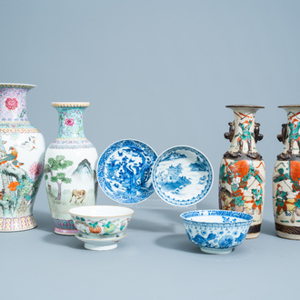 Une collection variée en porcelaine de Chine bleu, blanc et famille rose, 19ème/20ème siècle