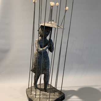 Een gepatineerd ijzeren figuur van een dame met paraplu op stap door de regen, 20ste eeuw