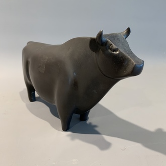 A Japanese bronze figure of a bull, signed, Meiji, 19/20th C.