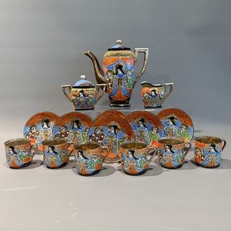 Un service à thé de 15 pièces en porcelaine Satsuma de Japon polychrome et dorée, 20ème siècle