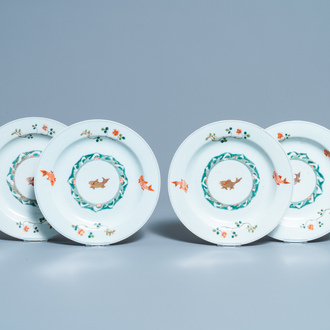 Quatre assiettes en porcelaine de Chine famille verte à décor de poissons, 20ème siècle