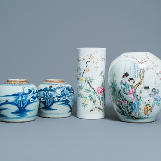 Une paire de jarres en porcelaine de Chine bleu et blanc, un porte-chapeau et un pot à gingembre famille rose, 18ème/19ème siècle