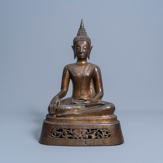 Een Thaise gepatineerd bronzen figuur van een zittende Boeddha, 19de eeuw