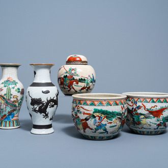 Une collection variée en porcelaine de Chine famille verte dite 'de Nankin' et un vase à décor de dragons, 20ème siècle