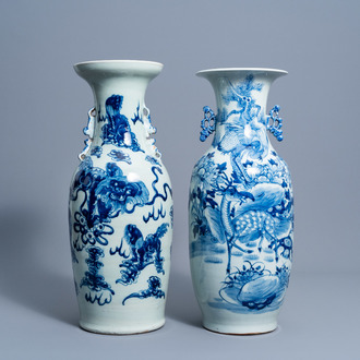 Deux vases en porcelaine de Chine bleu et blanc sur fond céladon à décor de lions bouddhistes, de cerf et de grue, 19ème siècle