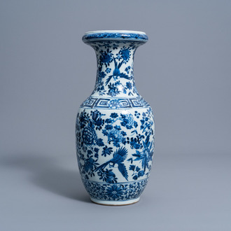 Un vase en porcelaine de Chine bleu et blanc à décor d'oiseaux parmi des branches fleuries, 19ème siècle