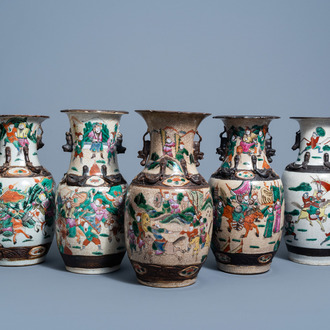 Cinq vases en porcelaine de Chine famille rose et verte dite 'de Nankin' à décor de scènes guerrières, 19ème/20ème siècle