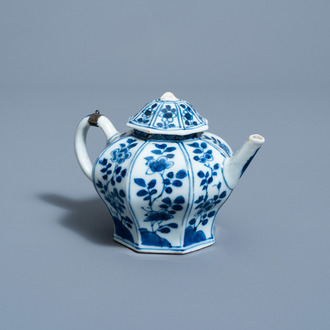 A Chinese blue and white teapot and cover with floral design, Kangxi/Yongzheng