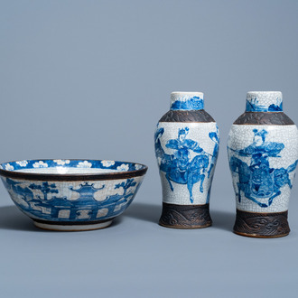 Deux vases en porcelaine de Chine bleu et blanc dite 'de Nankin' à décor de scènes guerrières et un bol à décor de paysage, 19ème/20ème siècle