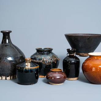 Een gevarieerde collectie keramiek met bruine en zwarte glazuur, w.o. Henan potten, China en Zuidoost-Azië, Song en/of later