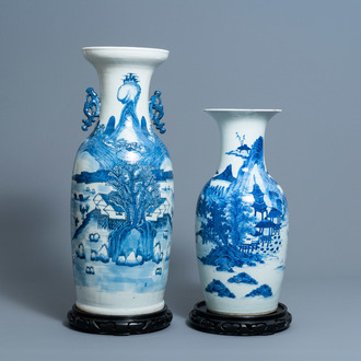 Twee Chinese blauw-witte vazen met landschapsdecor, 19de/20ste eeuw