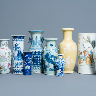 Een gevarieerde collectie Chinese blauw-witte, famille rose en polychrome porseleinen vazen, 19de/20ste eeuw