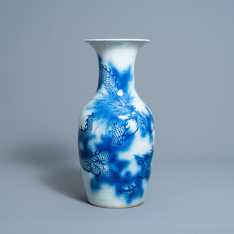 Een Chinese blauw-witte vaas met draken en een vlammende parel, 19de eeuw