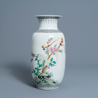 Un vase en porcelaine de Chine famille rose à décor d'oiseaux parmi des branches fleuries, Républqiue, 20ème siècle