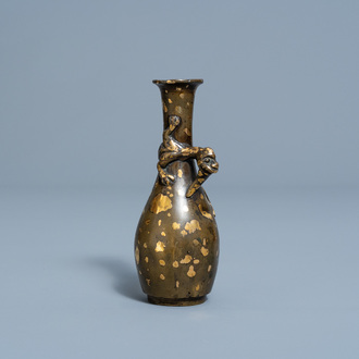 A Chinese gold-splashed bronze vase, 19th/20th C.